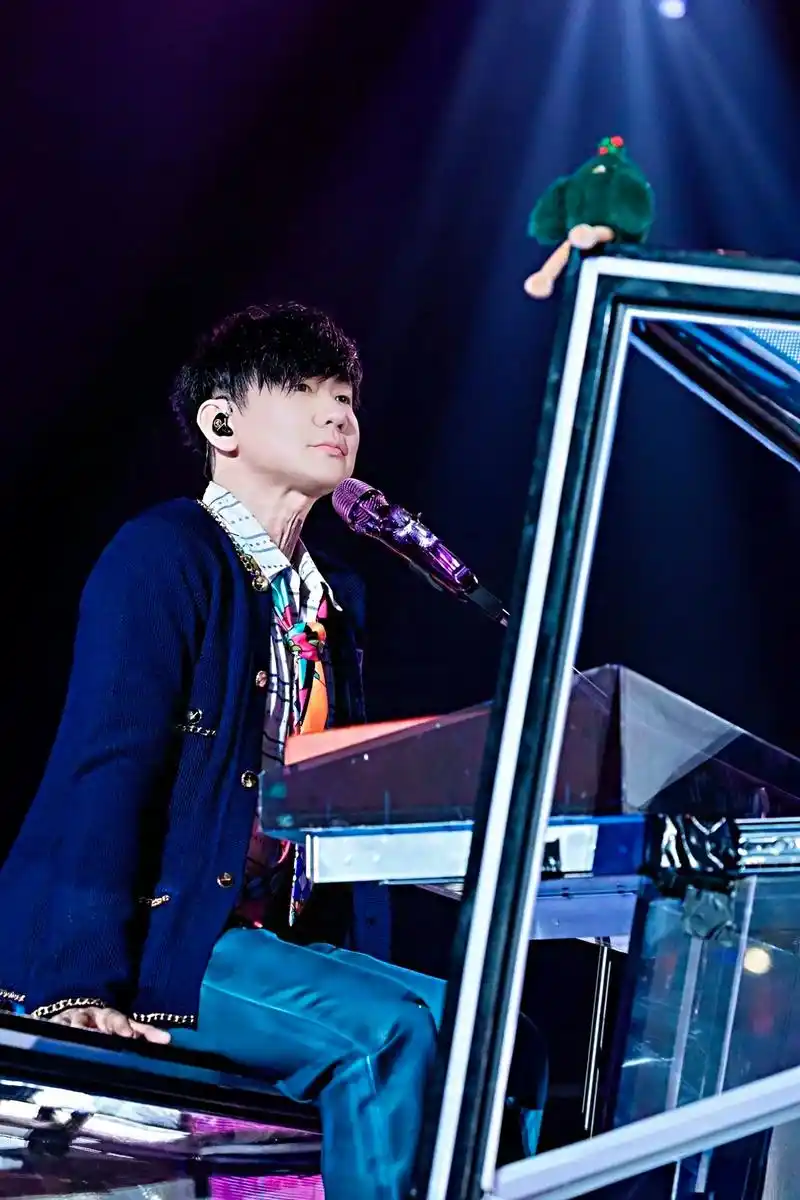 图片分享|竖屏壁纸.#林俊杰 演出照竖屏壁纸 "你的眉眼说