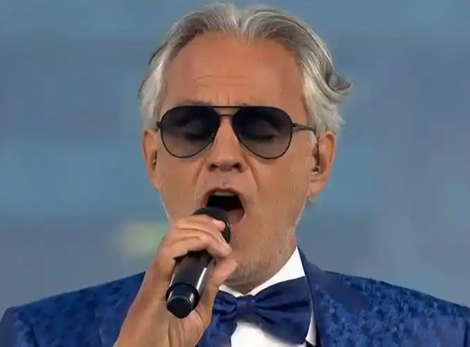 2020年欧洲杯,在意大利盲人男高音歌唱家安德烈·波切利的歌声中拉开