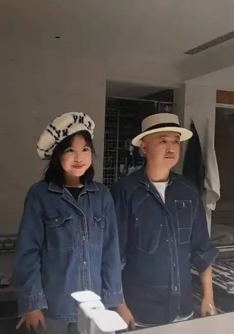 都和爸爸包贝尔一样高了,越来越像包文婧了,包总赶紧再拼二胎特别声明