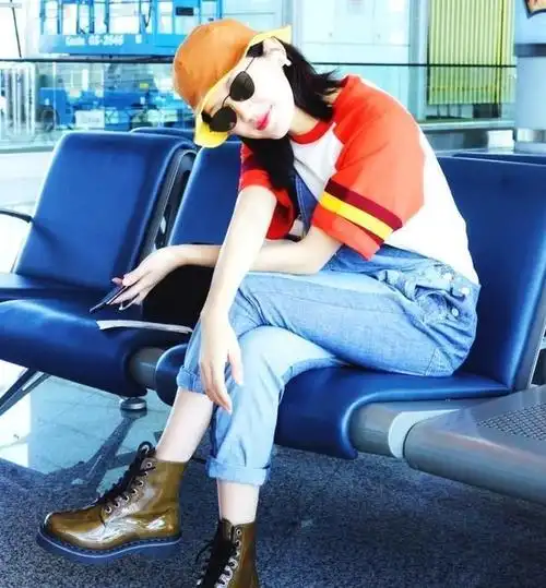 苏青身穿一件白色的上衣,显半身穿一条休闲裤,一身装扮的气质