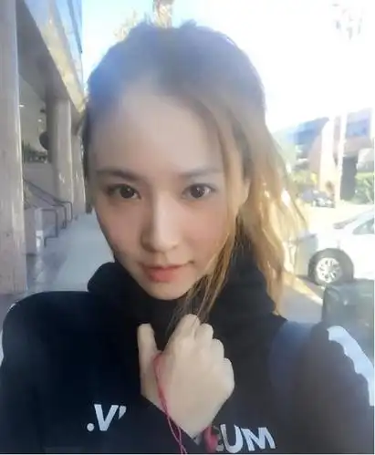 马景涛前妻吴佳尼豪华游艇炫身材,大胆挑战吊带泳衣,大长腿亮了