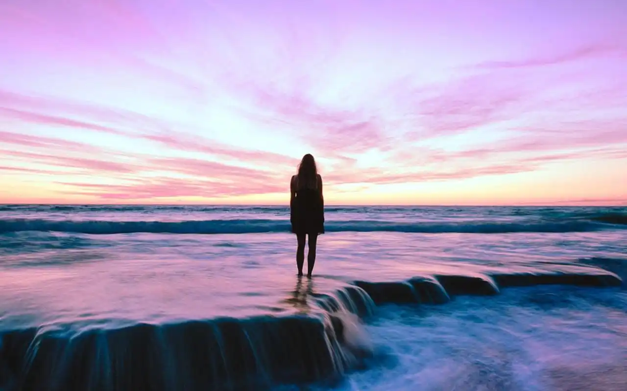 独自一个人在看风景的女生背影