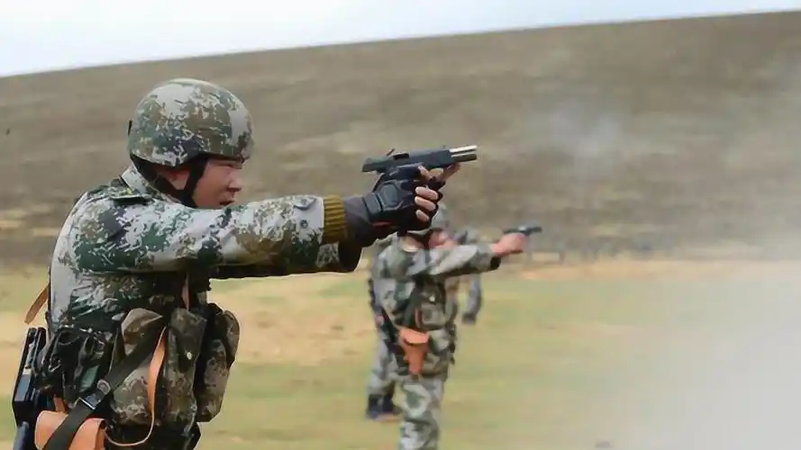 解放军新型头盔成朋友圈"爆款" 全新设计帅的不像实力派