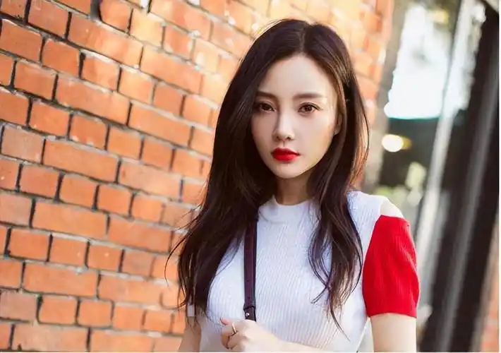 40岁李小璐晒近照五官大变,眼睛突兀脸超小,鼻子挺拔酷似漫画人