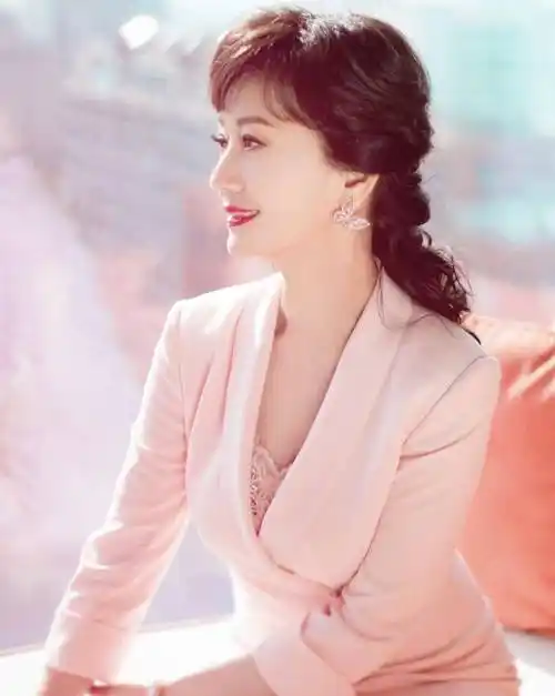 中年女人穿粉色会故意装美么看了赵雅芝的穿搭你就会有答案
