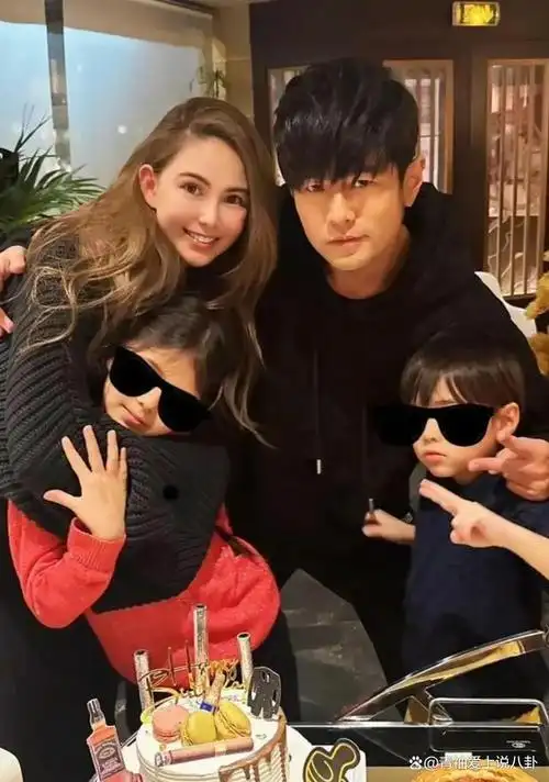 昆凌和周杰伦这对夫妻一直以来都被外界称作是"神仙眷侣",他们的恩爱