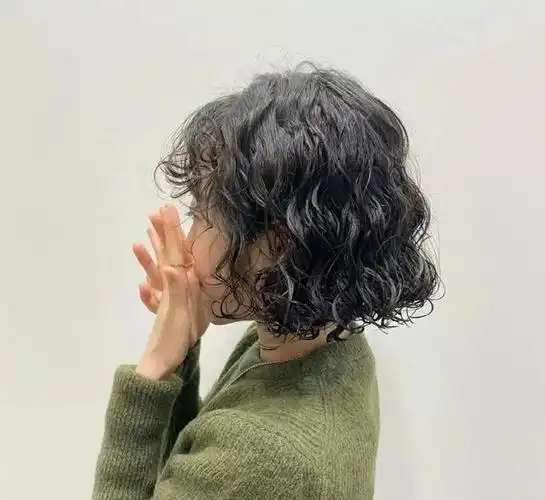 2022短发烫发发型图片女减龄 超级显脸小的短发造型