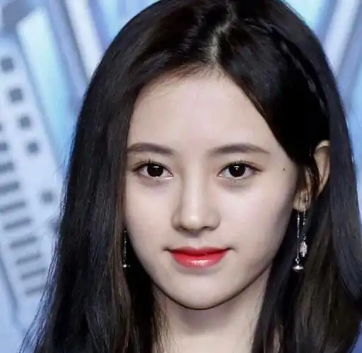 鞠婧祎涂发际线粉用力过猛额头越来越低和两年前判若两人