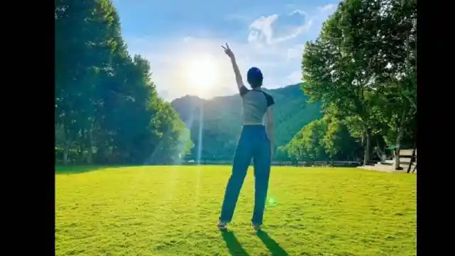 唐嫣晒背影比耶照,美女连背影都是好看的