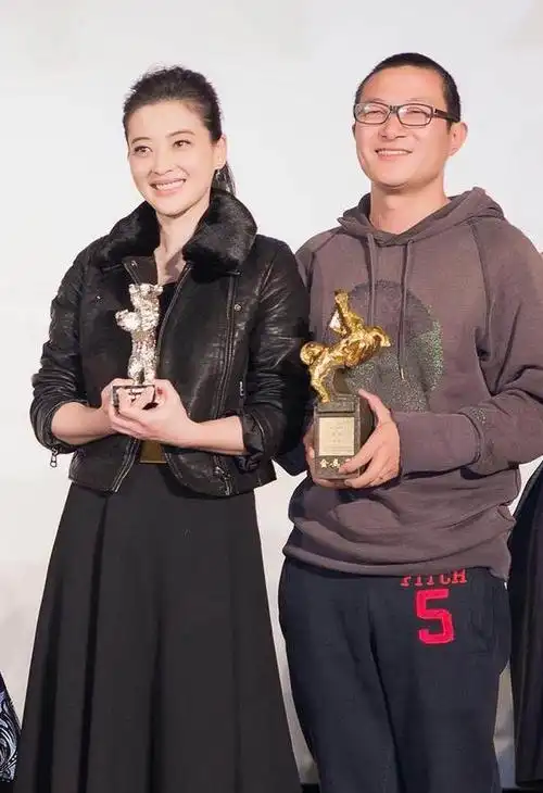 梅婷与老公曾剑低调乘车被偶遇曾剑贴心帮梅婷整理衣服好温柔