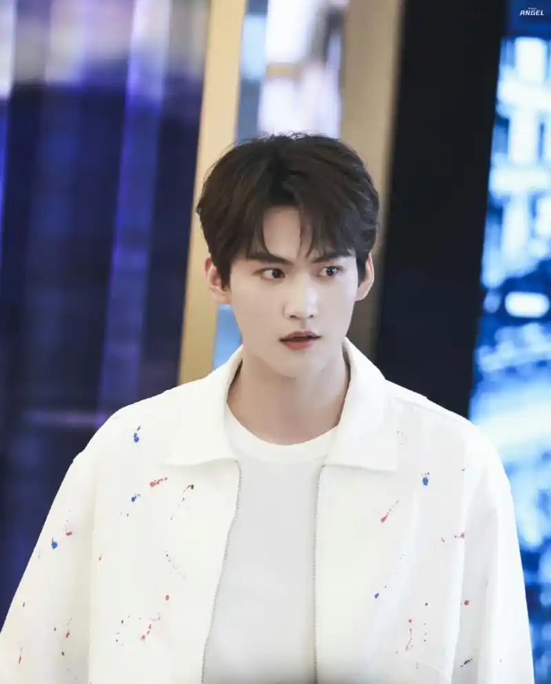 周柯宇今日活动饭拍白色套装清爽帅气,是温柔浪漫的小王子,状态好好!