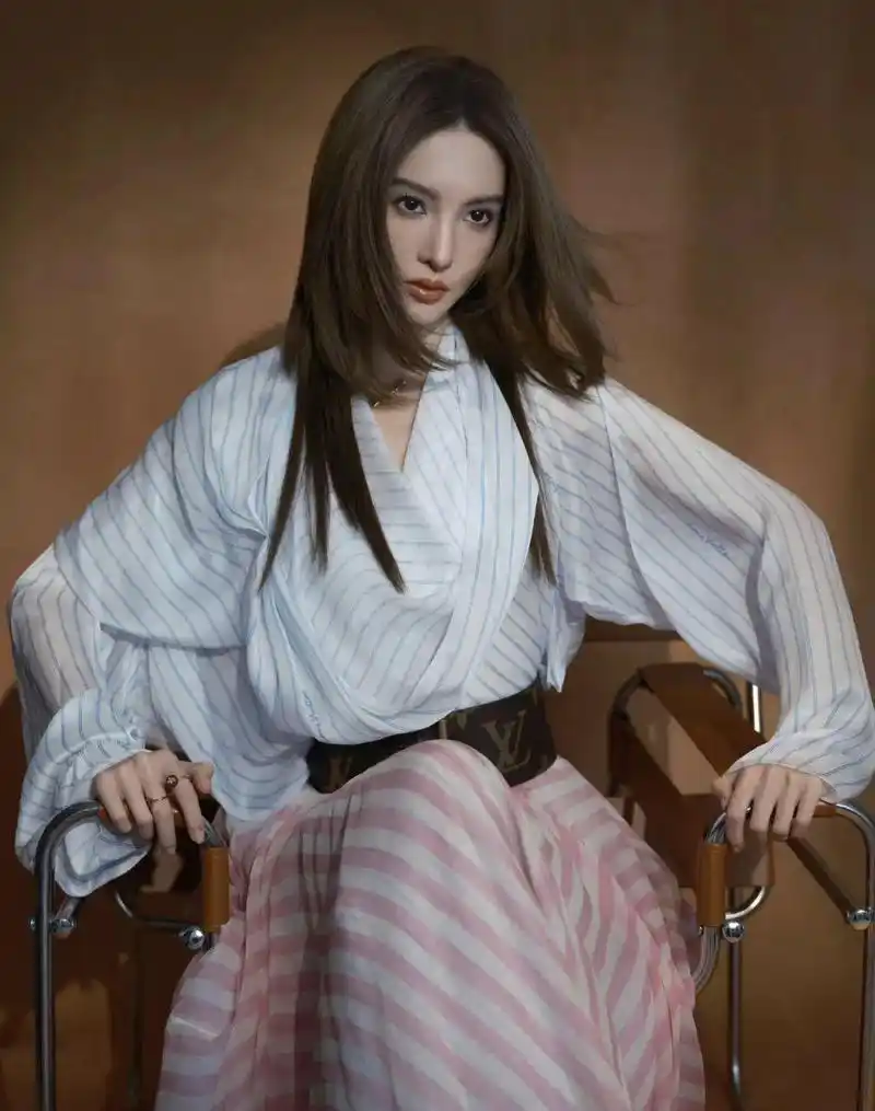 金晨模仿杨幂带货?