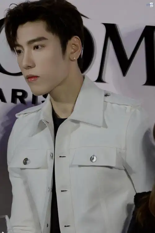 王子异[超话]#97#王子异晒照庆出道1314天#每次见 也还是可爱就像