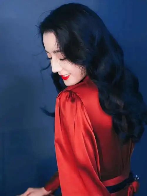 迪丽热巴还真是人间尤物呀,穿红色缎面礼服华丽精致,美得让人心动