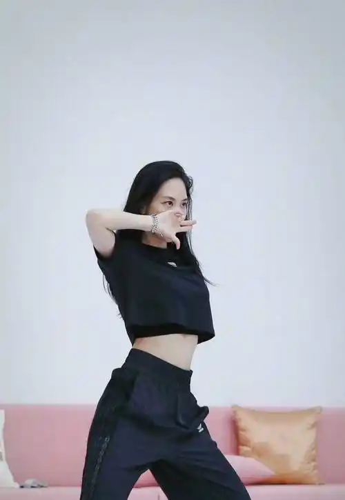 女团出道的王霏霏,私服穿搭飒美,想学欧美街拍风的可pick_时尚_白色