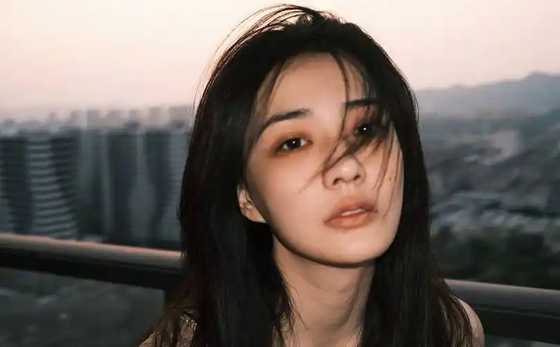 徐璐飘逸长发唯美风连衣裙写真_气质_女神