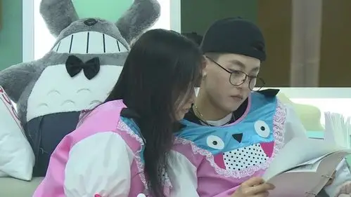 星辰cp翻看旧照回忆往事 周晨晞难掩不舍哽咽飙泪