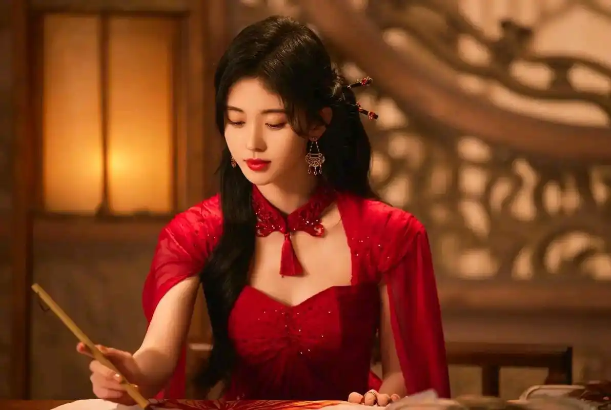 鞠婧祎最新造型!红色公主披风,美丽端庄氛围感满满