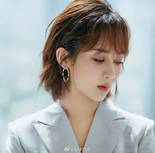 女明星短发编发大赏#杨紫 的编发造型算是很接地气了,简单的两侧麻花