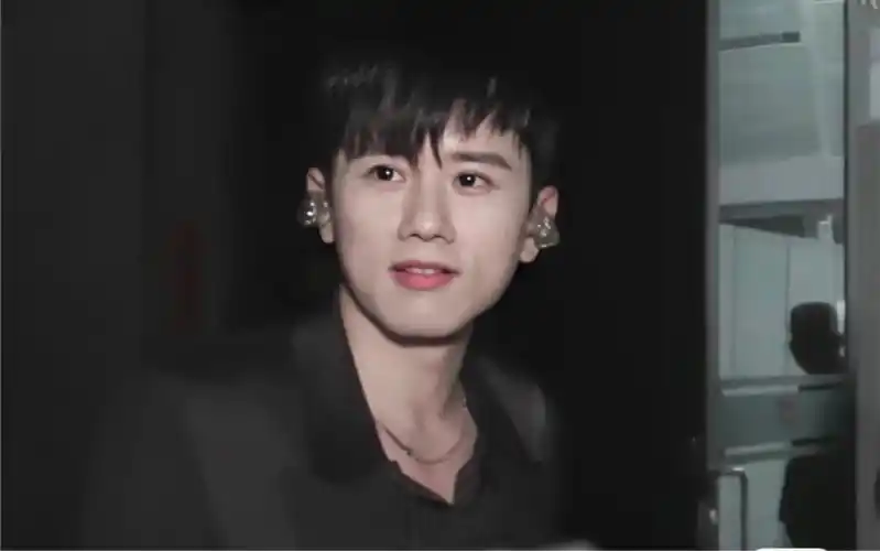 【张杰】20040925上海旅游形象大使总决赛表演嘉宾《as long as you