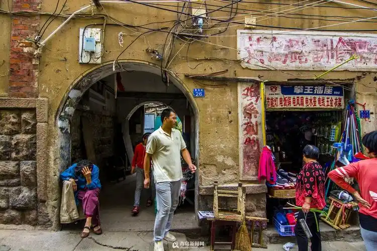 2015年9月底,百年历史的老黄岛路启动全面改造