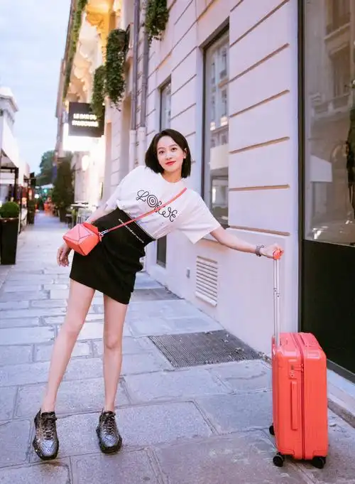 简介:宋茜巴黎街头性感街拍图片,分享一组宋茜图片给大家,图中的明星