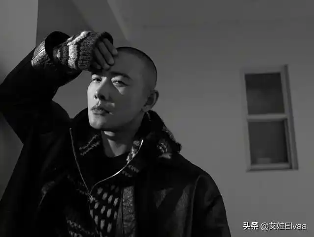 罕见大光头连换三套造型,换发型颜值回春认不出_网易订阅