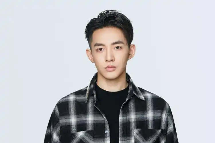 网剧《遇龙》杀青 演员邓为首演古装片场收获满满