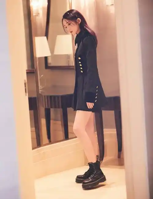 原创孟美岐越来越帅穿拼接卫衣配牛仔连体短裤踩绿色长靴活力青春