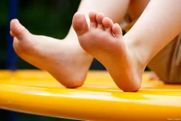 女孩的脚酸臭有什么办法可以治疗?