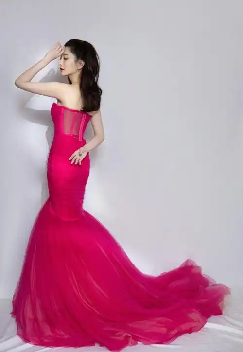 江疏影彻底放飞自我,穿抹胸人鱼裙还加深v,大秀事业线气质绝美