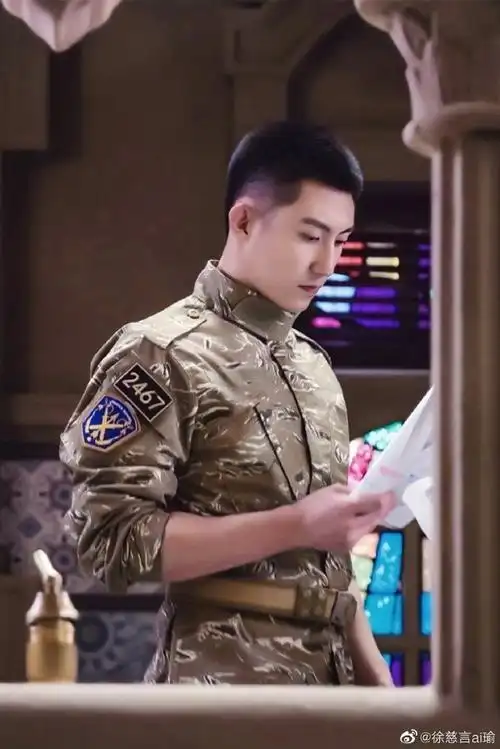 黄景瑜,李沁《亲爱的戎装》海报