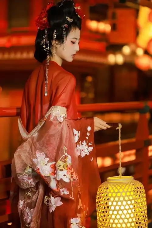 如何拍仙气满满的古风照?送你8个姿势技巧.1,眼睛不要看镜头 - 抖音