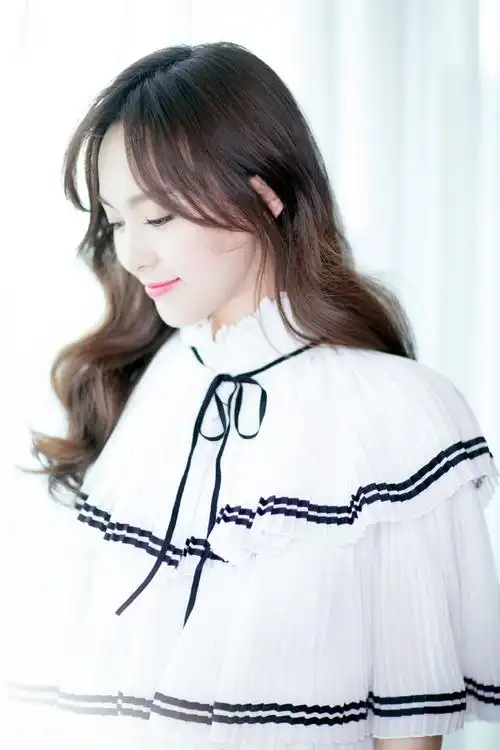 唐嫣简约白裙甜美写真图片