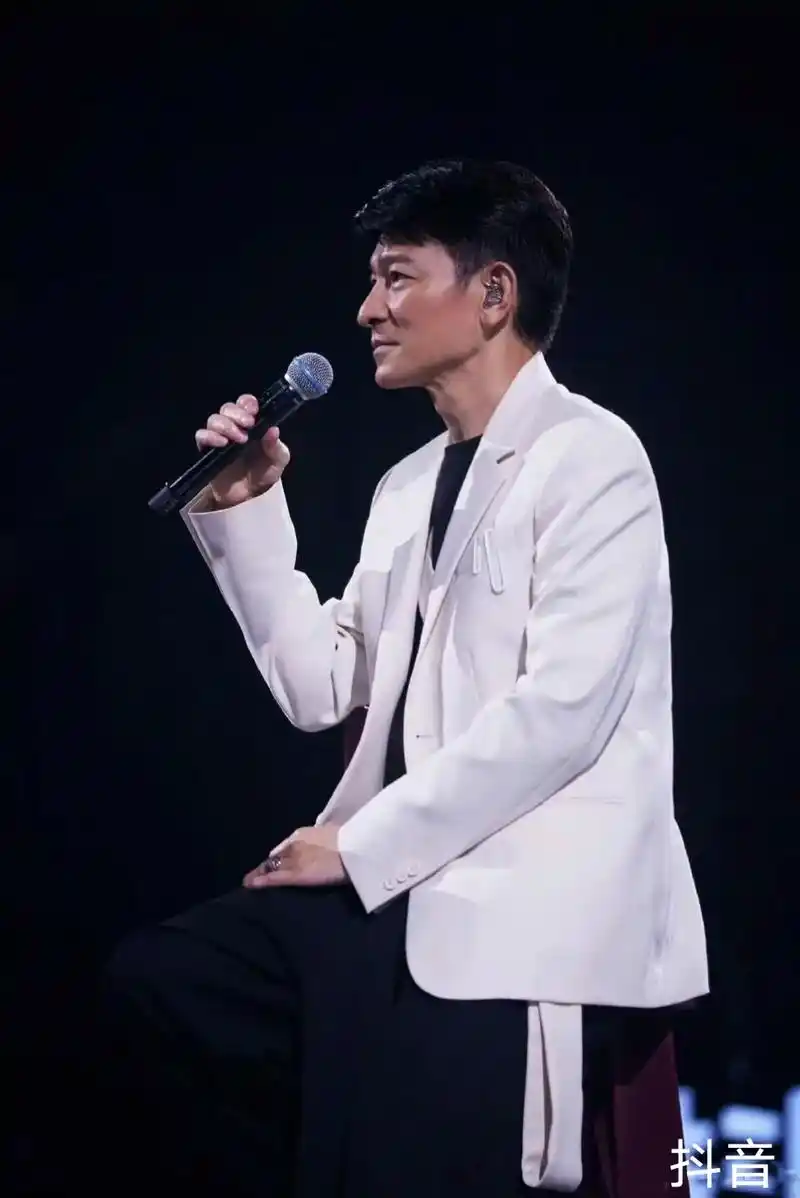 太帅了,来几张抖音演唱会刘德华特写.#刘德华 #热门音乐97 - 抖音