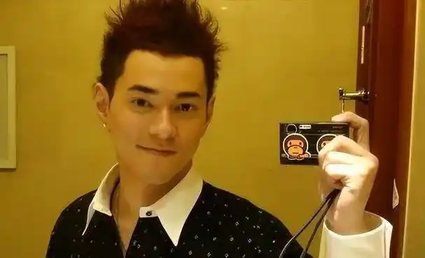 原创曝42岁李晨上海遛娃推简易婴儿车太低调女儿五官清秀超像爸