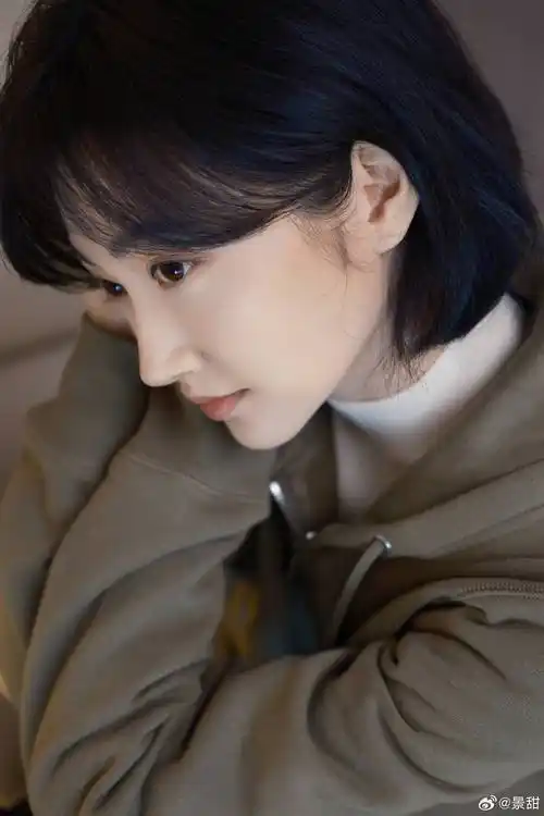 景甜的短发造型来啦,更加俏皮可爱,加上一身黑色皮衣,又甜又辣_照片