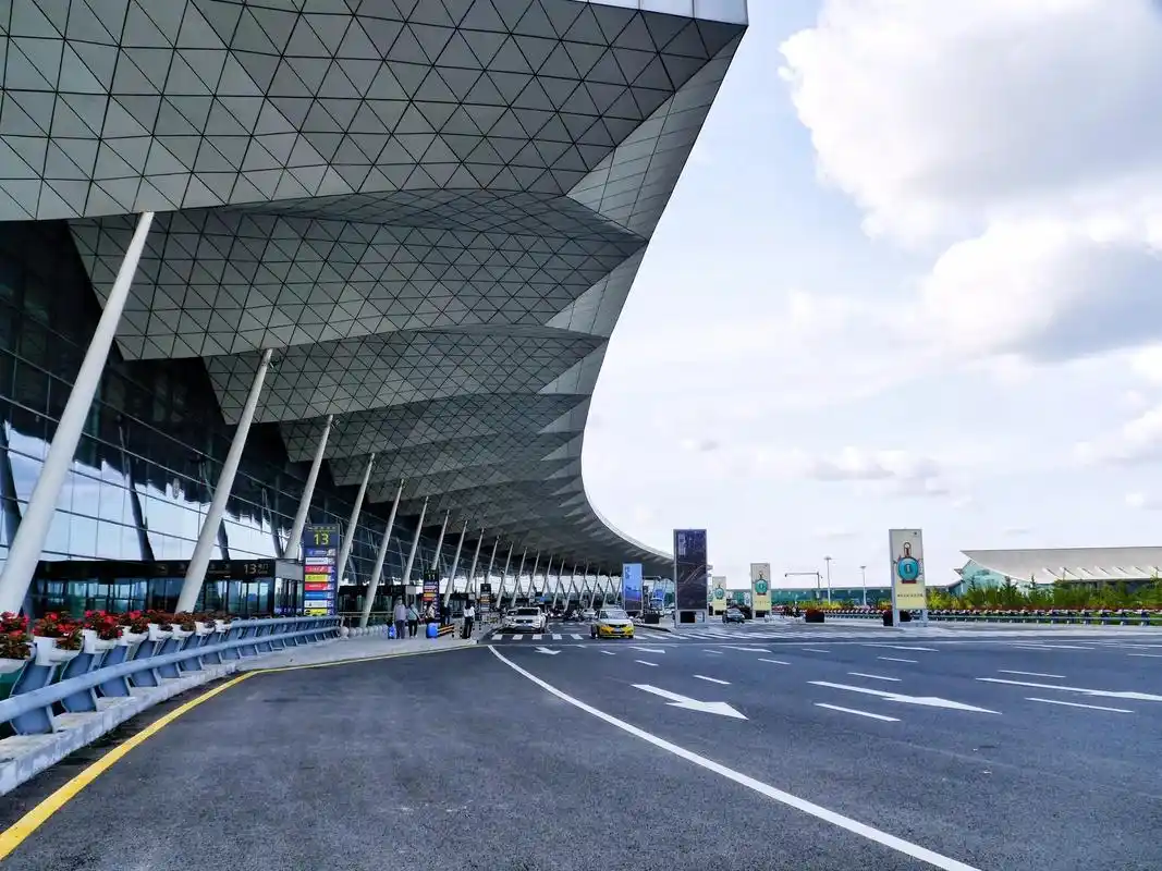 沈阳桃仙国际机场#每个人都在奔赴各自不同的人生 #追飞机的人 - 抖音