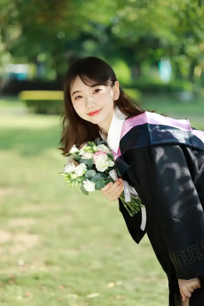 学士服拍照动作快收藏起来啦  草坪拍照姿势: 1.弯腰拿花看镜头 2.
