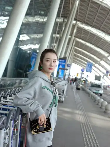 李依晓穿出街拍教程,高级灰卫衣 黑色牛仔裤,颜值穿搭都在线