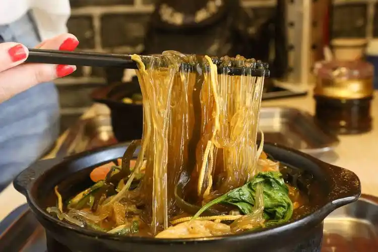 秋季天冷,来碗砂锅牛丸粉丝,口感劲道,食材丰富,暖身又暖心|砂锅|牛丸