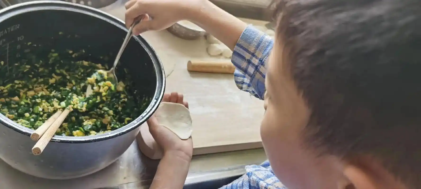 妈妈的小帮手 #手工饺子 #爱劳动的小朋友 #疫情在家练厨 - 抖音