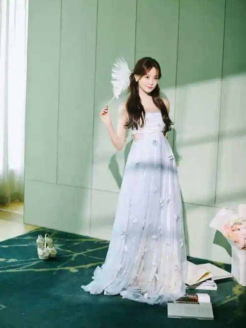 祝绪丹芭莎活动造型简直可爱到爆双马尾扎发抹胸长裙清澈纯净美上天