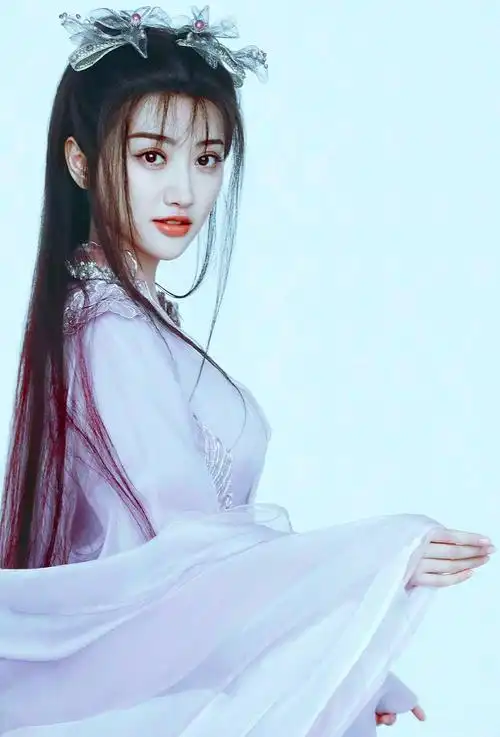 景甜30而立美好开年,争议她红与不红已无意义