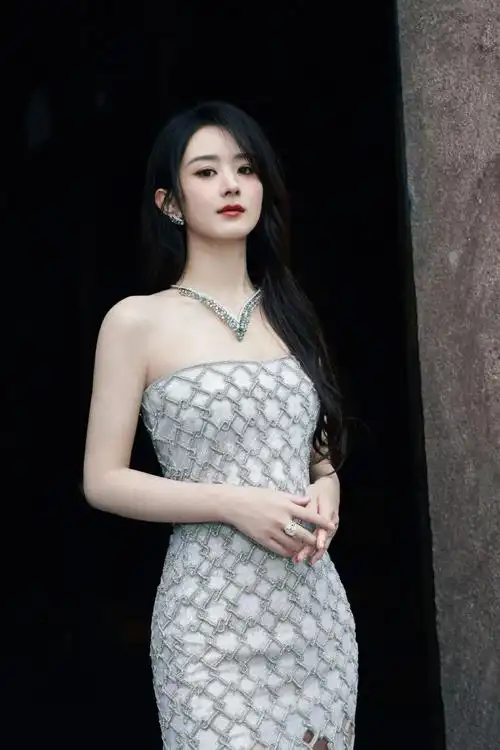 赵丽颖镂空长裙秀曼妙身姿,渐变礼服宛似公主,肤白貌美惹人爱_腾讯