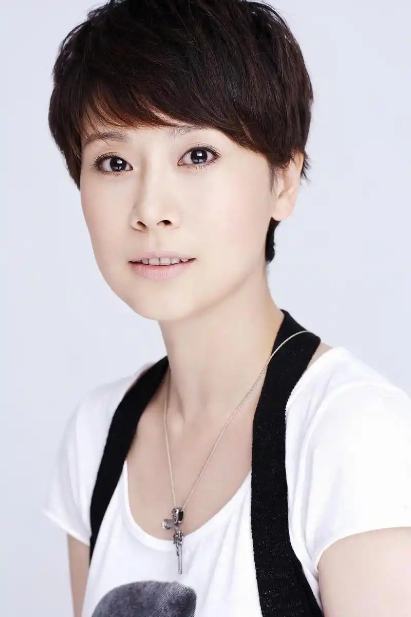 海清素颜现身街头小吃店被偶遇,路人镜头下的海清长这样