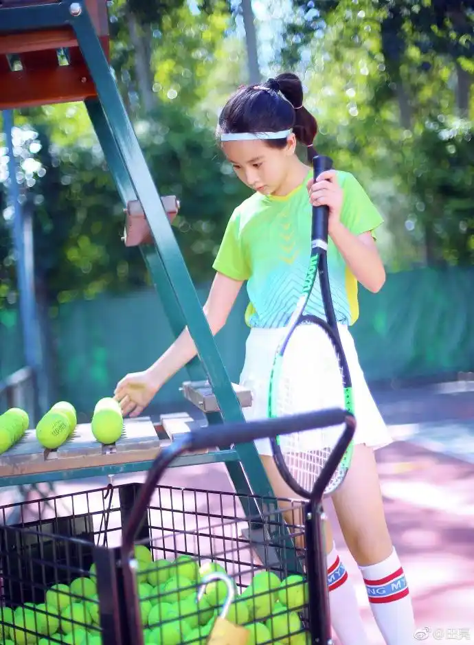 田亮晒爱女打网球照片 森碟穿短裙戴发带造型清纯