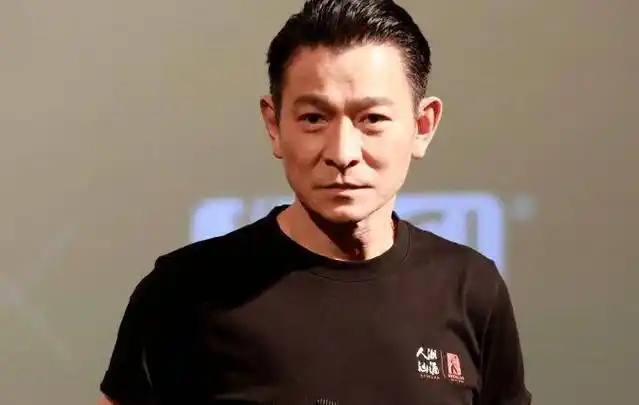 刘德华梳中分,手插裤兜帅气似小鲜肉!