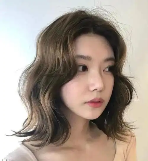 中短发烫发发型推荐,想要换一款好看的卷发造型的话,中短发的烫卷发型