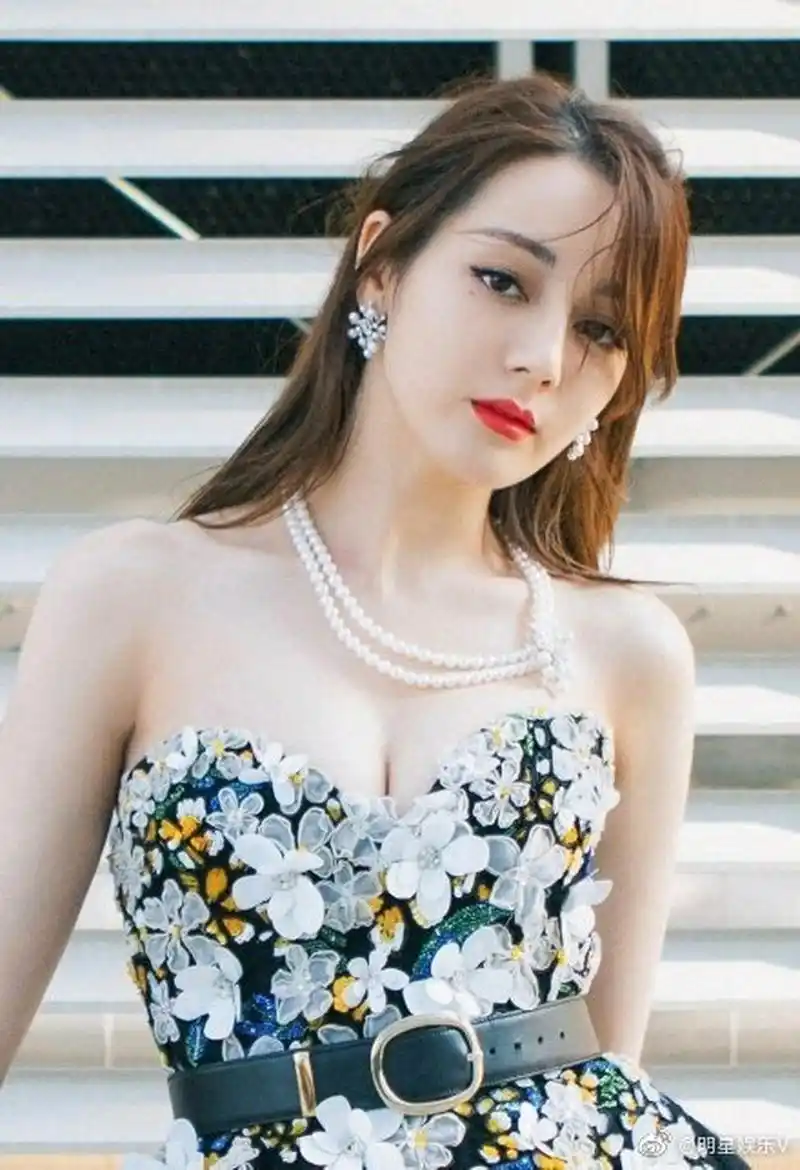 迪丽热巴# 黑色拼接抹胸长裙,美艳不可方物! 676767